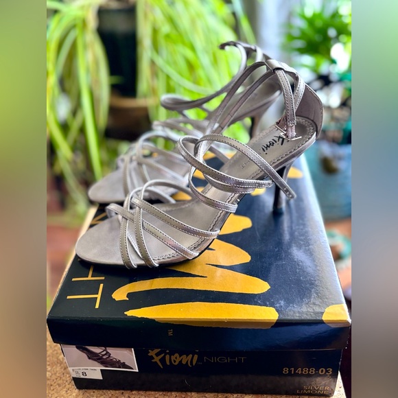 FIONI Night Silver Limone Strappy Sandal Size 8 - Picture 1 of 7